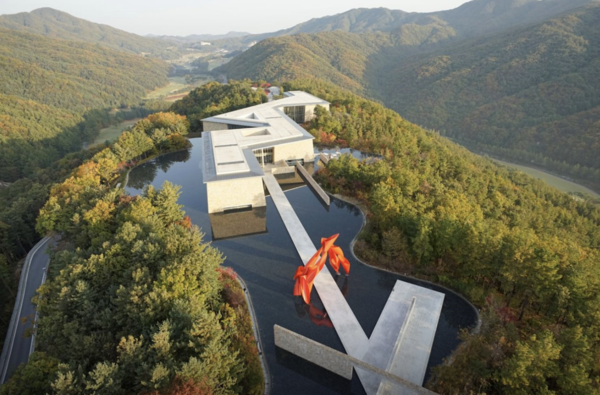 A Space Where Art Meets Nature < Review < Culture < 기사본문 - The